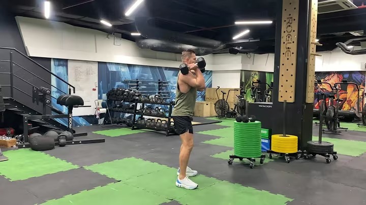 K2 SYNERGYM — YouTube K2 SYNERGYM — przysiad z wyciśnięciem hantli (Thruster)