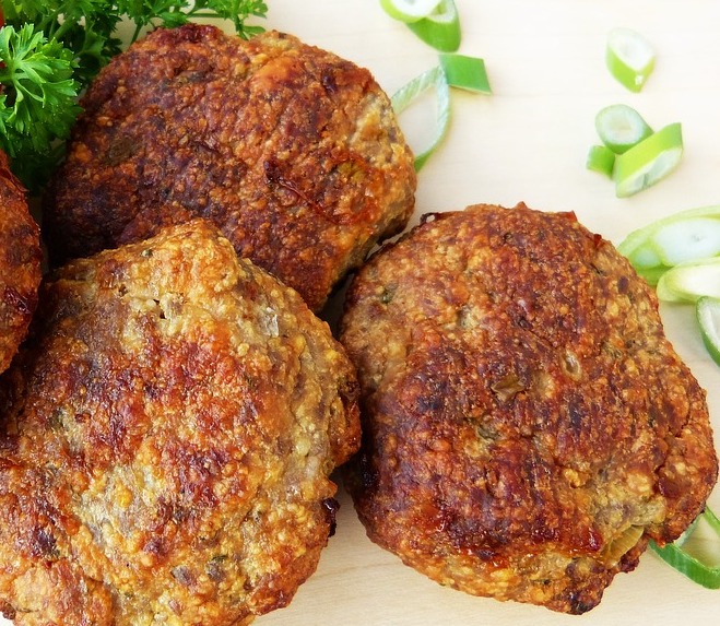 Burger wołowy 150 g z dipem z awokado i ogórków