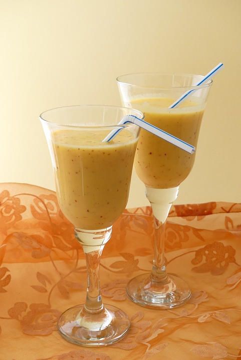 Shake: mleko kokosowe 200 ml z bananem i żółtkiem surowego jaja, posłodzone ksylitolem